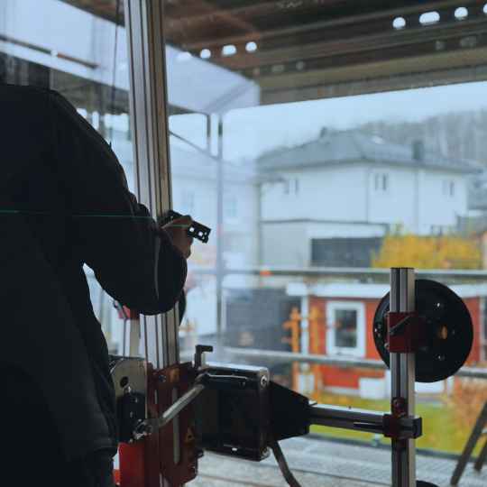 Glassauger im Einsatz. Große Glasscheibe wird transportiert.